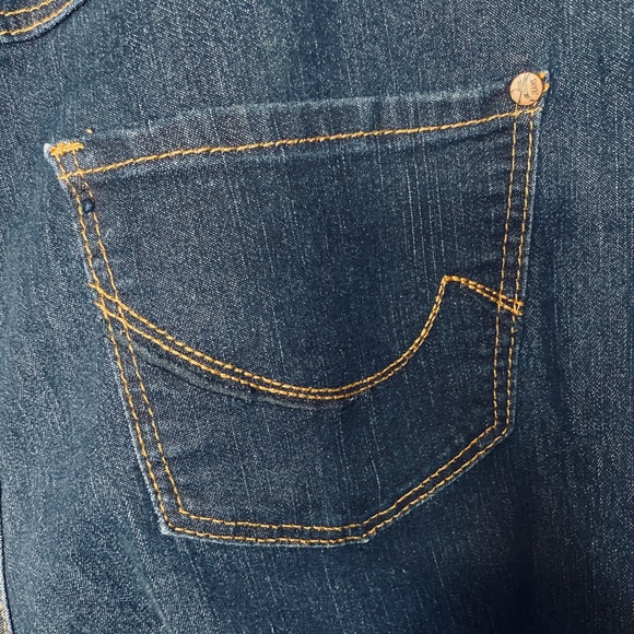 D/C Jeans Slightly Curvy - Dark Wash Boot Cut - Picture 3 of 6